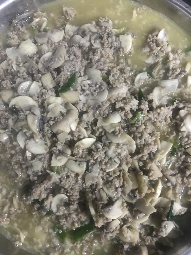 蘑菇炒猪肉糜的做法