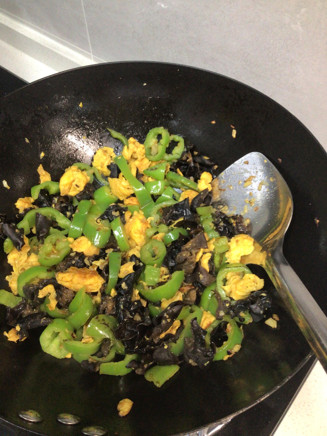 黑木耳青椒炒鸡蛋（营养又下饭）