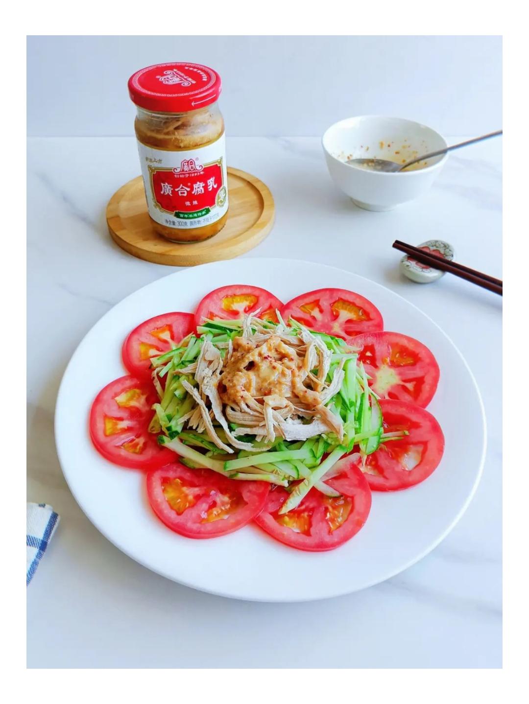 黄瓜鸡丝搭配秘制腐乳捞拌汁，一口入魂！