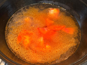大热天营养开胃番茄鸡蛋鱼圆汤的做法 步骤2