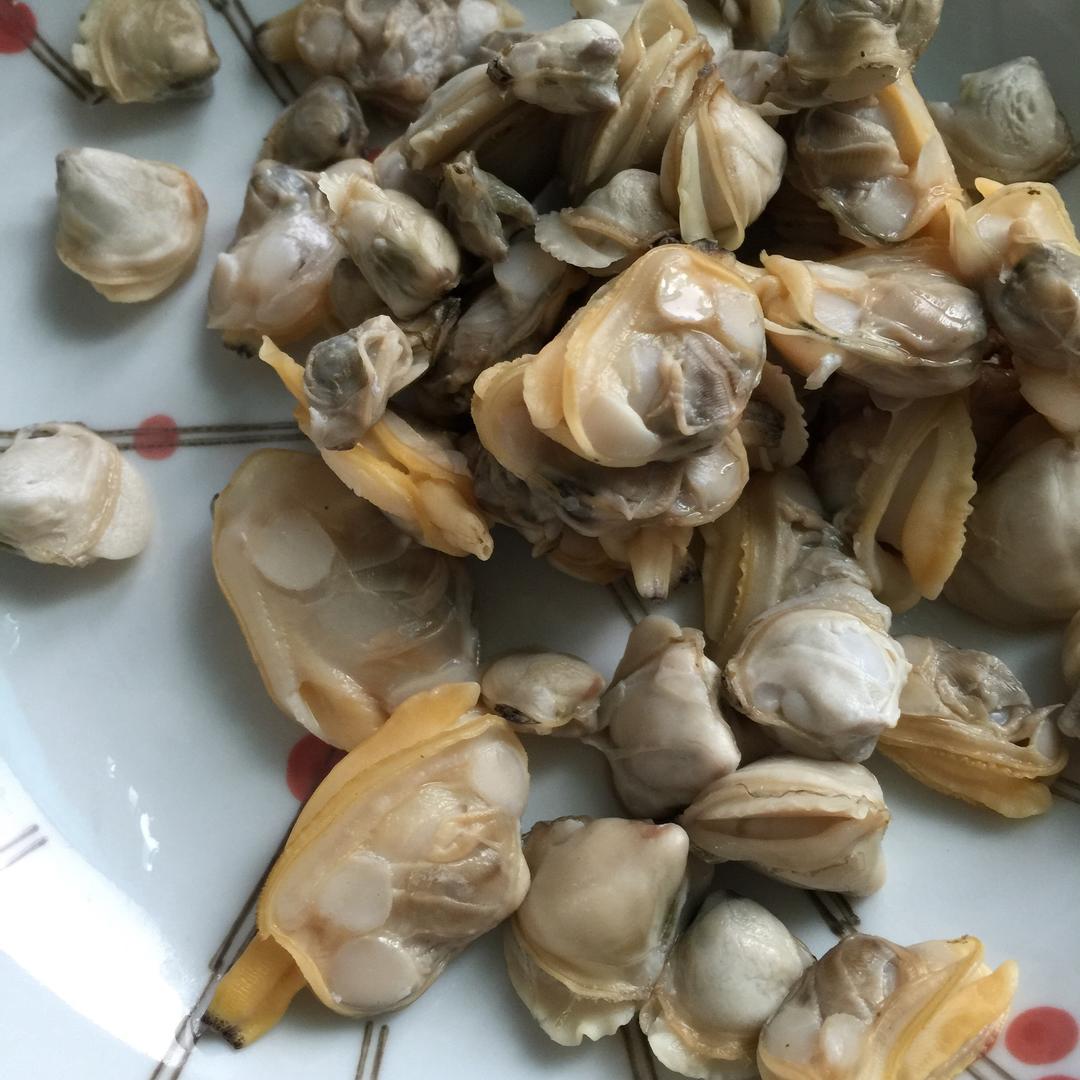 把小河贝和花蛤用水煮开,剥肉备用.