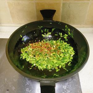 春天里的野菜豆豉辣椒炒水芹菜的做法 步骤3