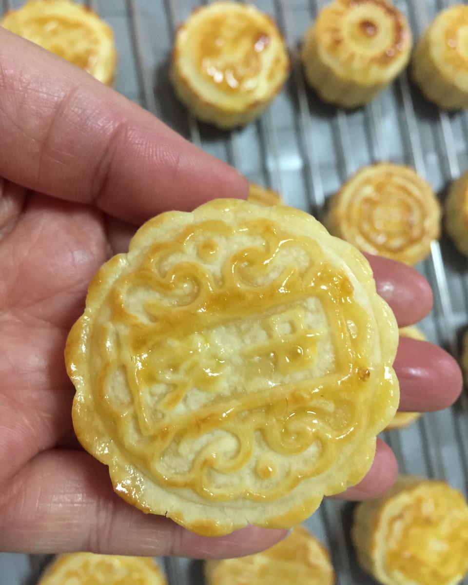 酥皮奶黄月饼