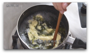苏蒂宝宝餐：香菇荷兰豆焖面+虾皮紫菜蛋汤的做法 步骤16