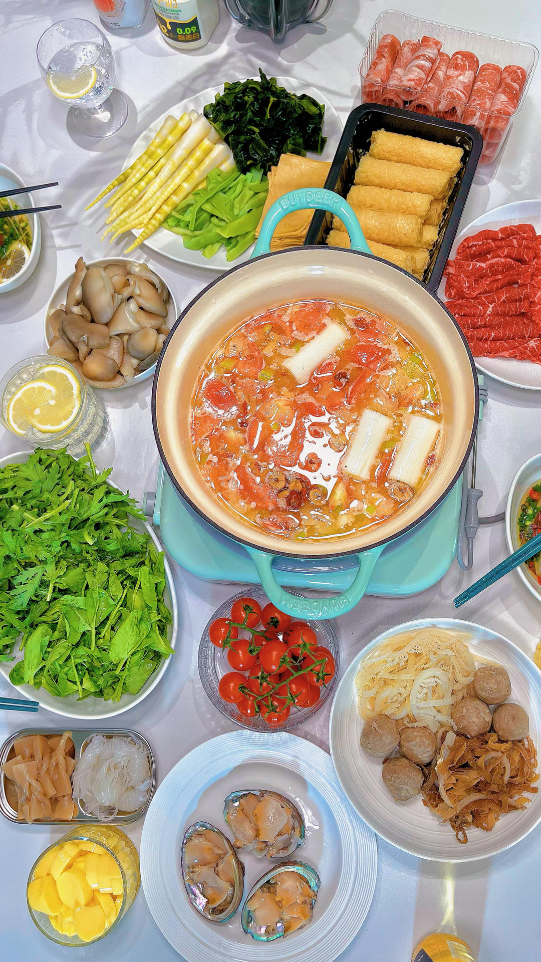 冬天第一顿火锅安排上了吗？热气腾腾的麻辣火锅走起