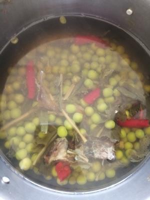 豌豆酸菜汤的做法 步骤2