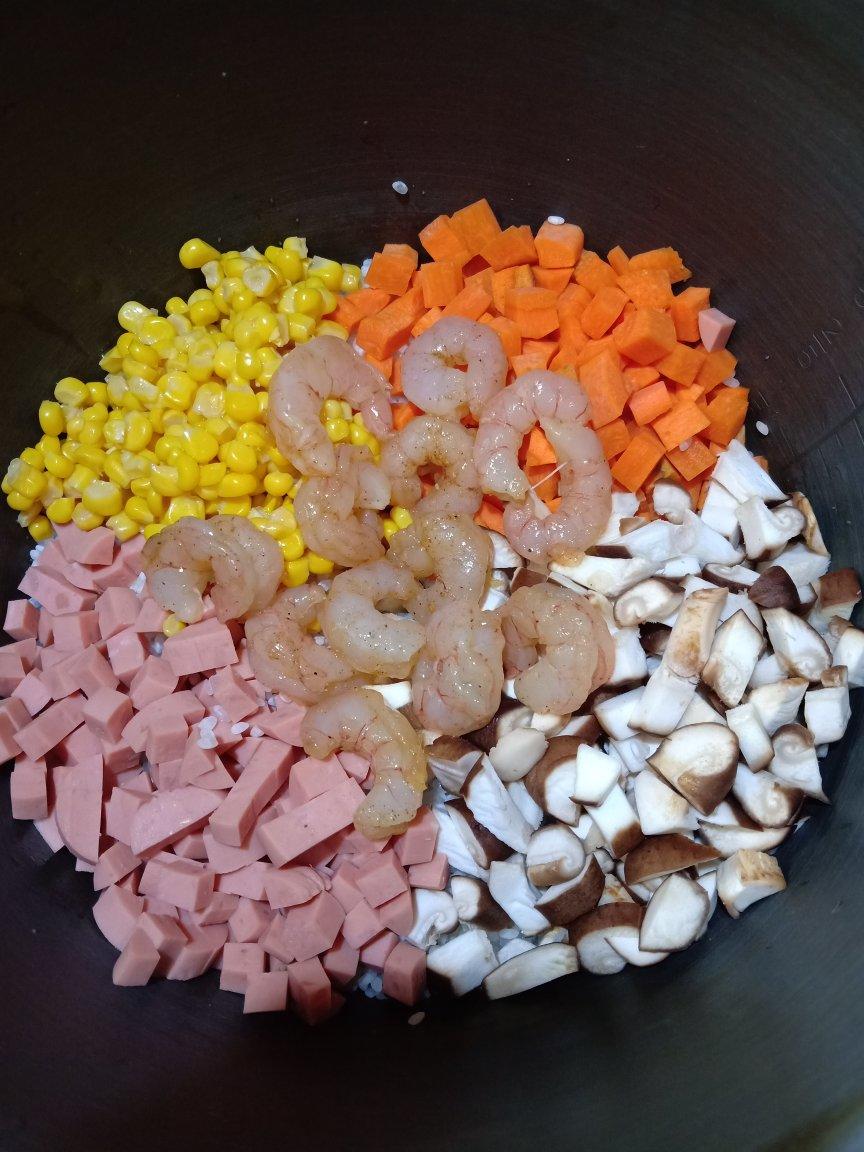 虾仁鸡蛋闷饭