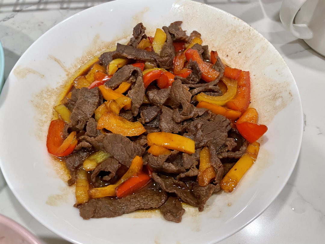 色彩鲜亮饱满的牛肉菜，孩子爱吃的——彩椒牛柳【孔老师教做菜】
