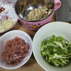 青椒腐竹炒肉丝的做法 步骤1