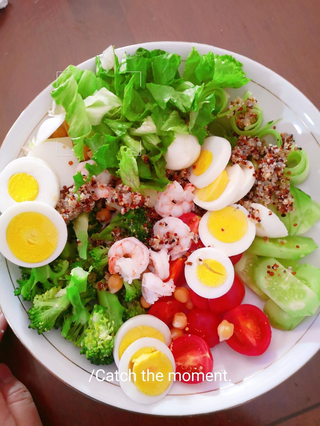 鲜虾鸡蛋杂蔬沙拉