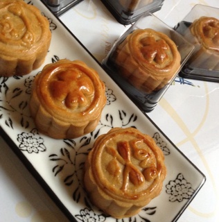 广式蛋黄莲蓉月饼