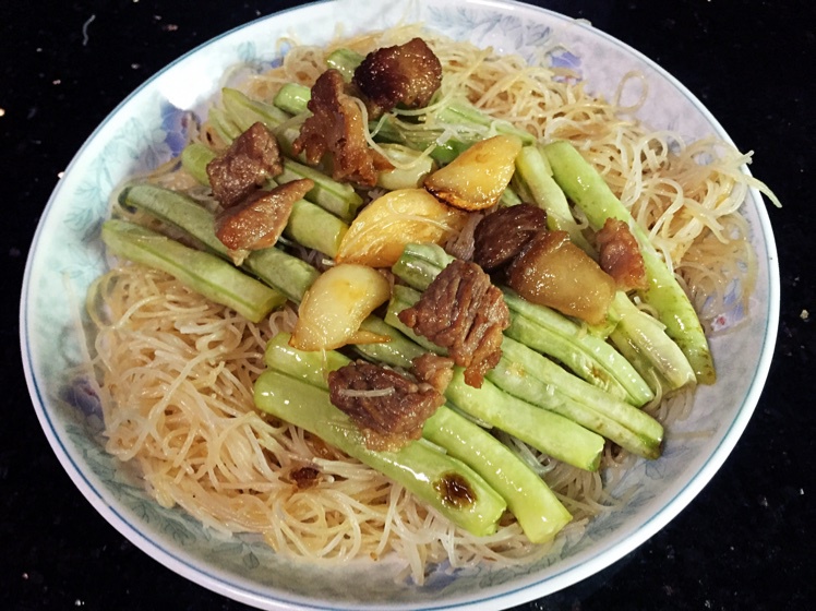 甜豆角炒黄金米粉