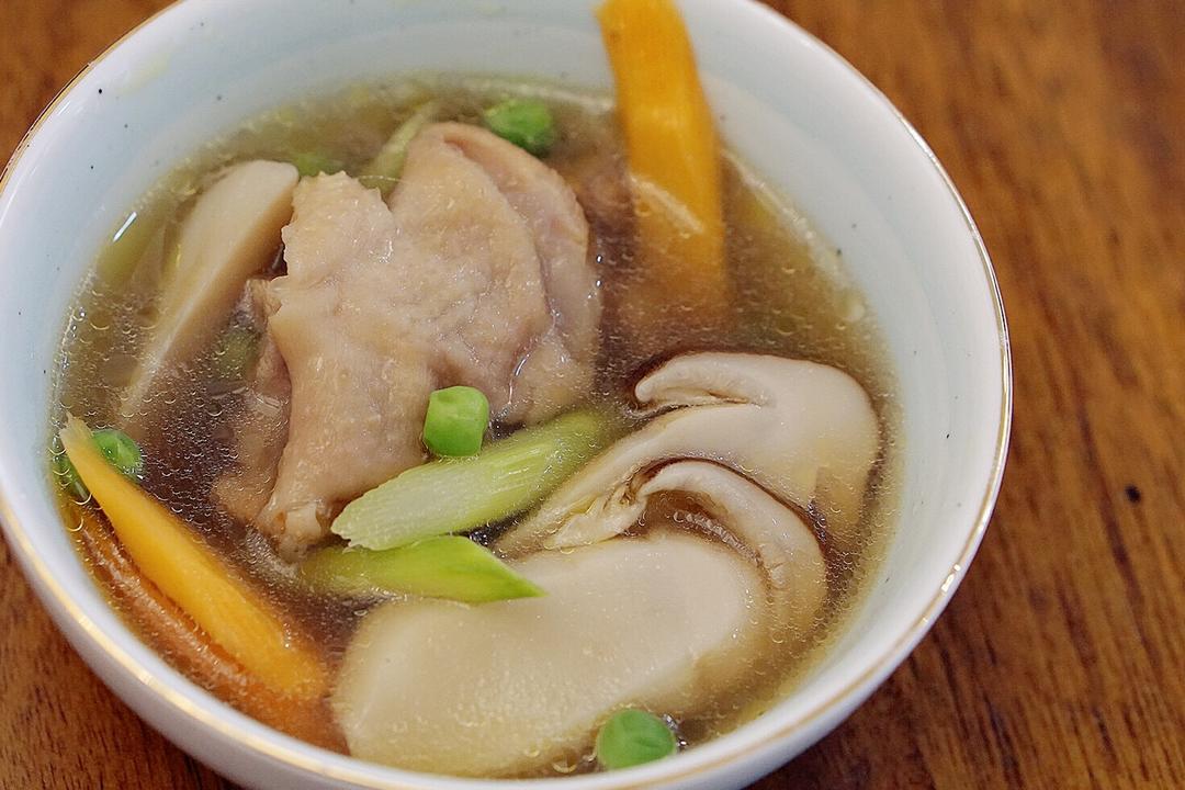 松茸芦笋鸡肉汤