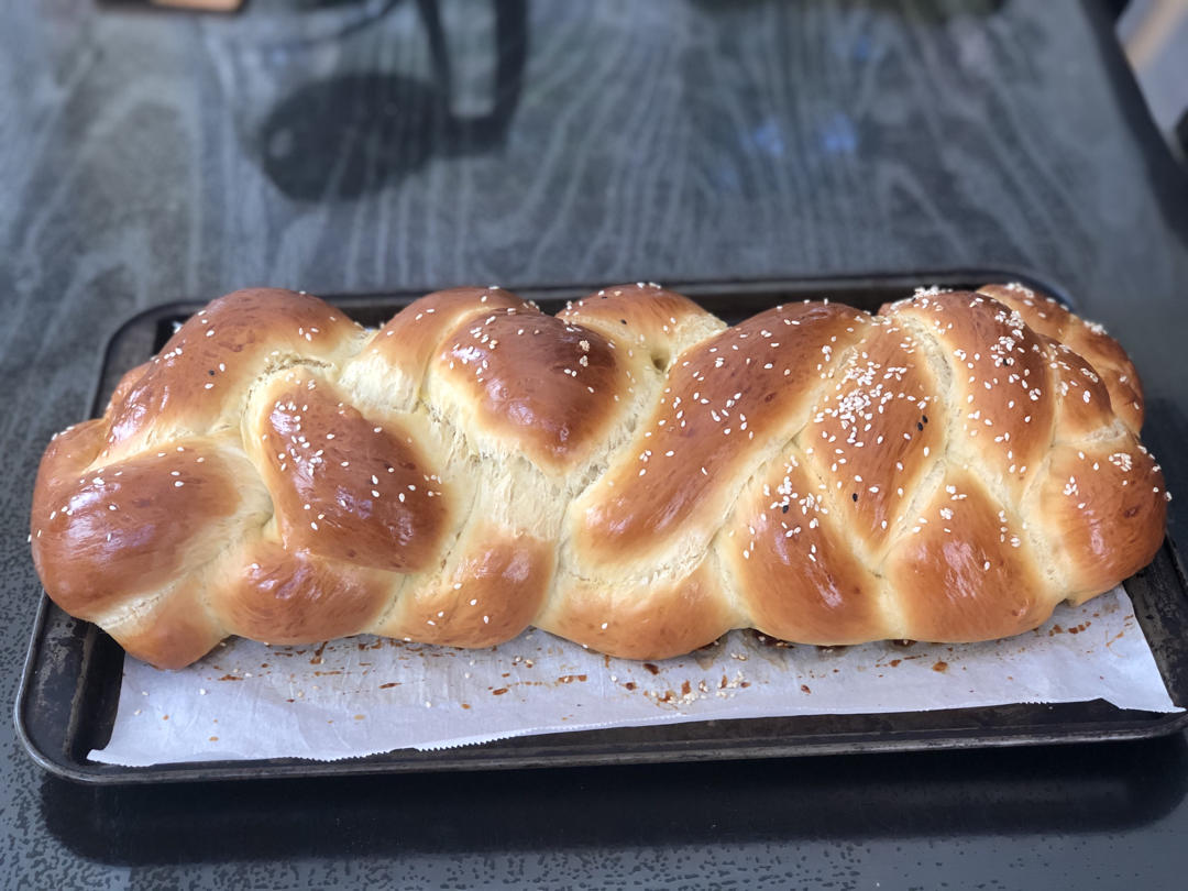 巨大的辫子犹太哈拉面包(challah)