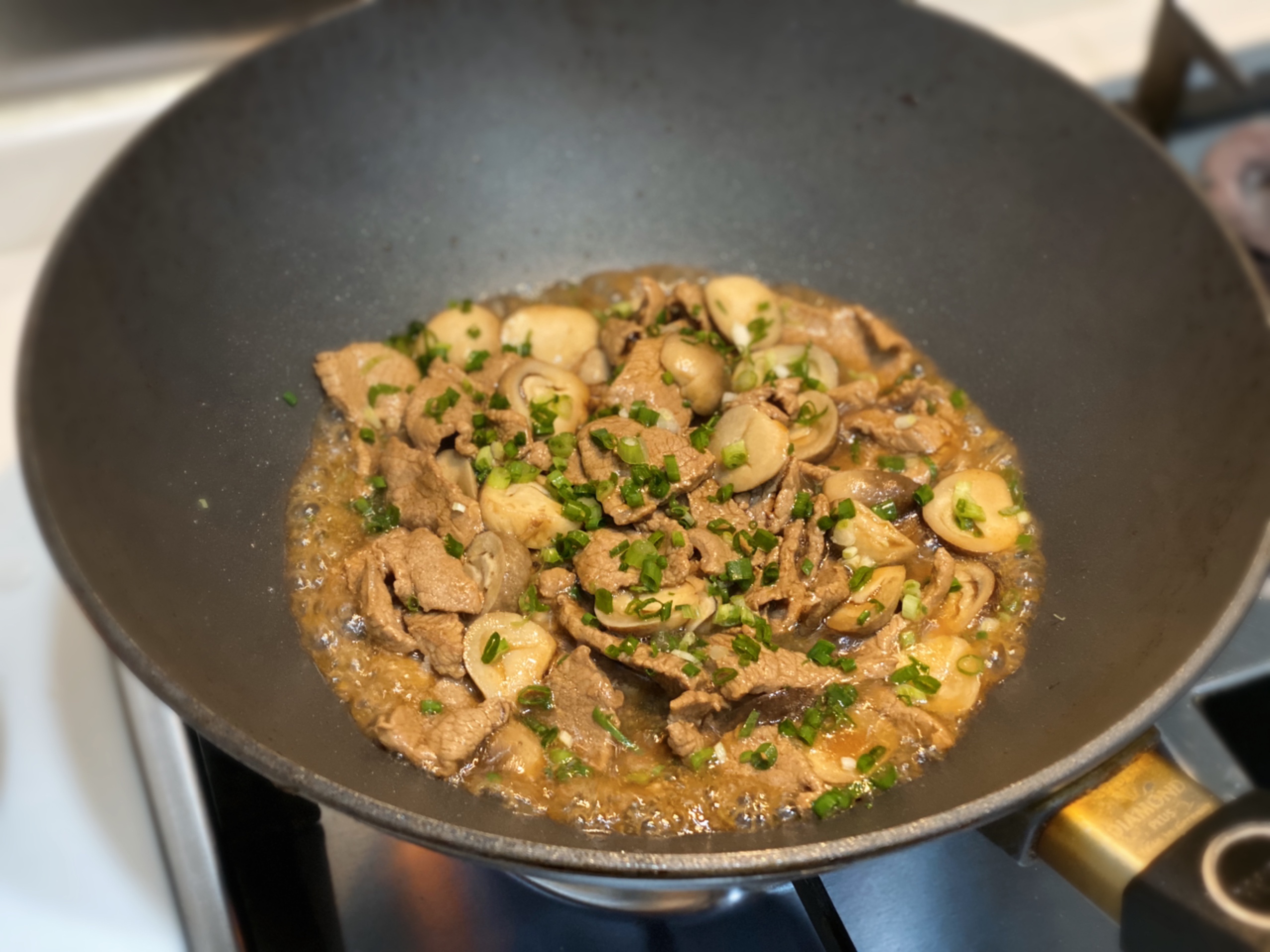 是食材也是调味 家常双鲜这样搭｜草菇炒牛肉的做法 步骤8