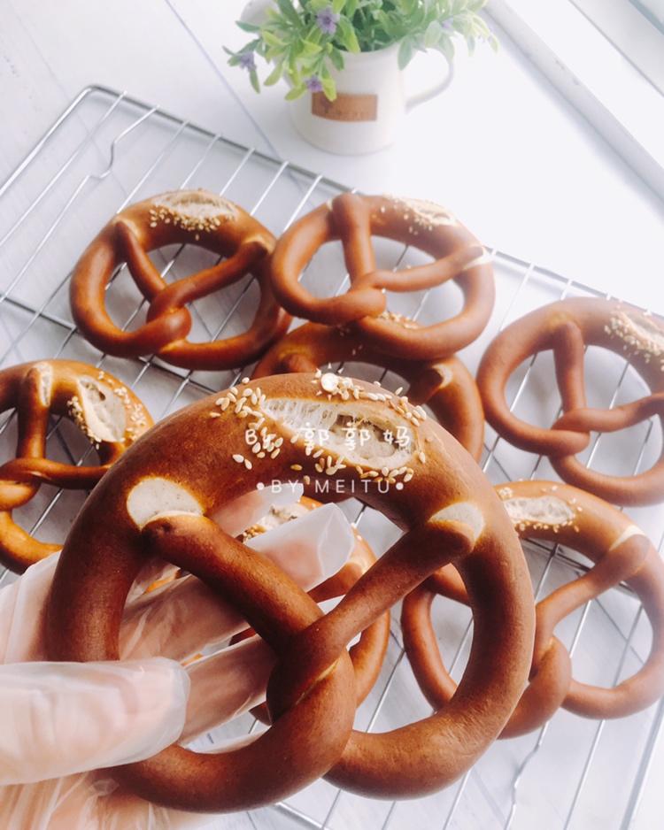 黑麦普雷结碱水面包