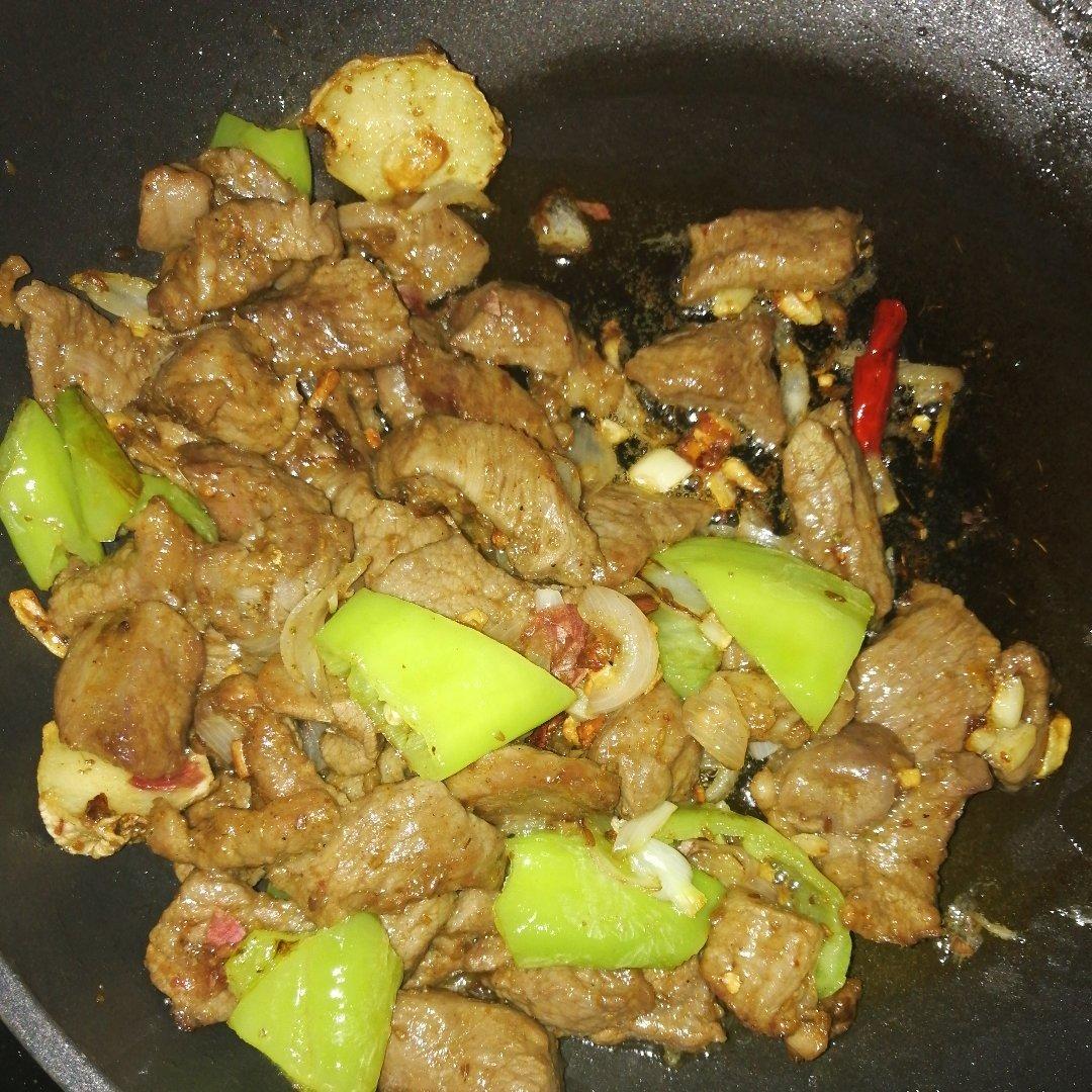 孜然洋葱炒牛肉粒