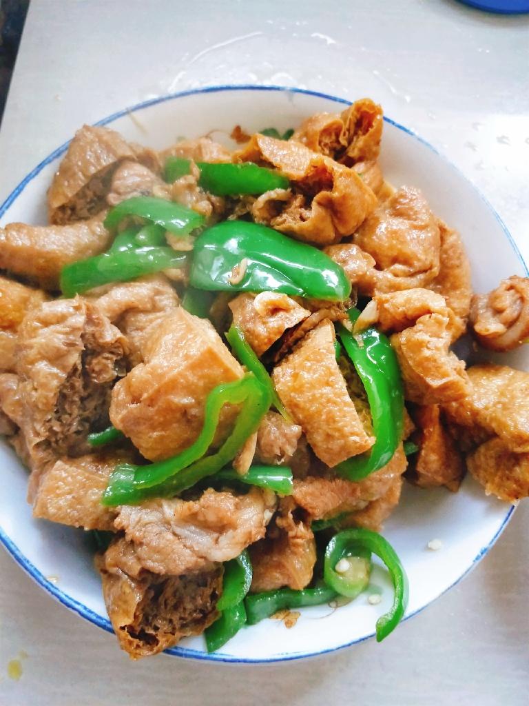 肉炒油豆腐辣椒的做法 步骤6