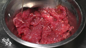 【杏鲍菇黑椒牛肉】牛肉这样腌，吃完再也不塞牙！的做法 步骤3