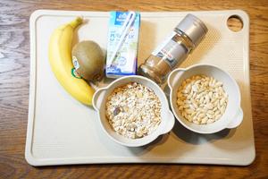 燕麦粥配香蕉、奇异果、南瓜仁的做法 步骤1