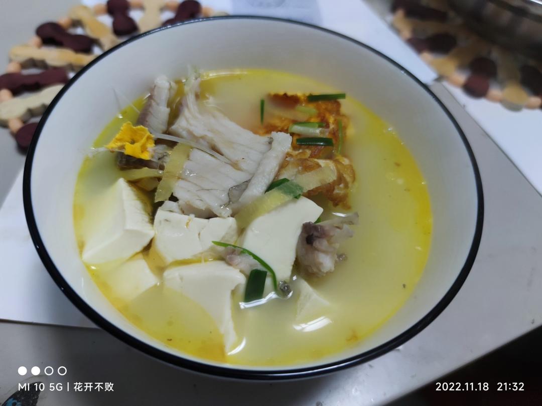 红烧鱼和鲫鱼豆腐汤