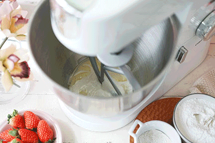 凯伍德厨师机食谱-草莓白玉卷的做法 步骤3