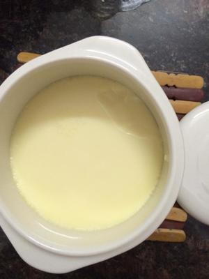 牛奶冰糖炖蛋的做法 步骤3