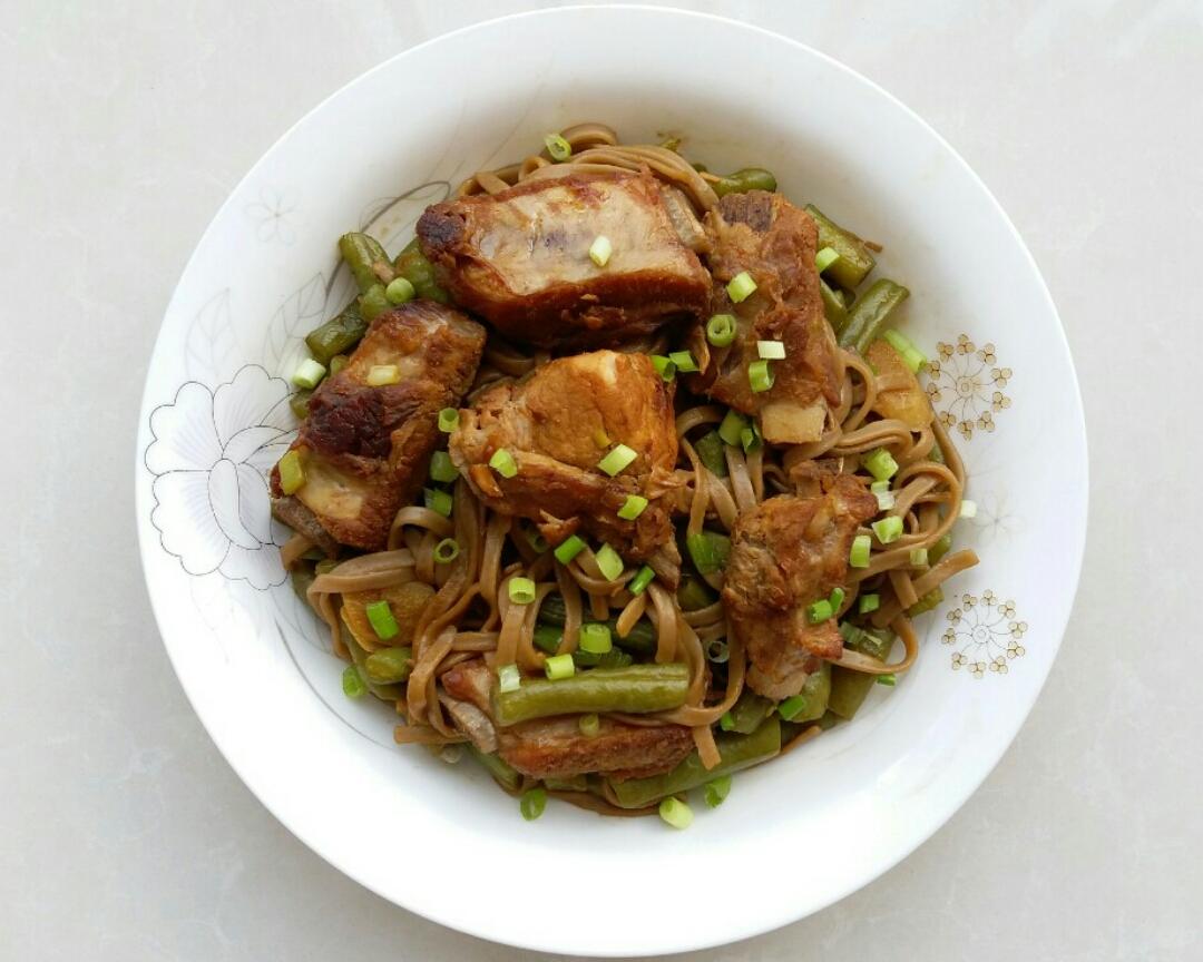 🔥低脂无油无糖🐷排骨豆角荞麦焖面🍝（减脂餐第61道）荞麦面第7种花样做法的做法