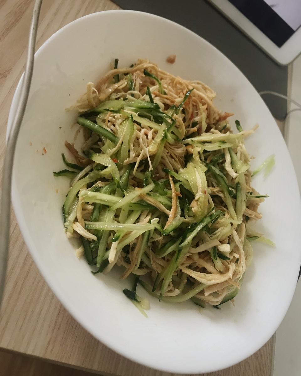 夏日爽口的鸡丝黄瓜