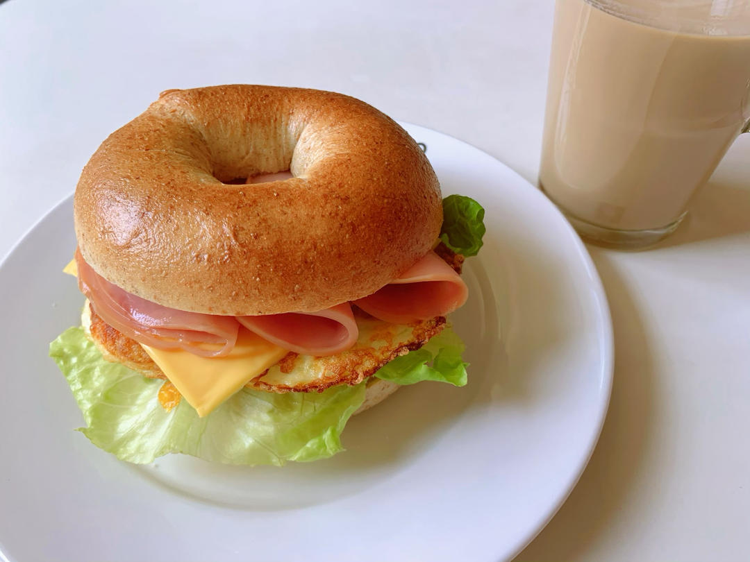 黑芝麻贝果三明治