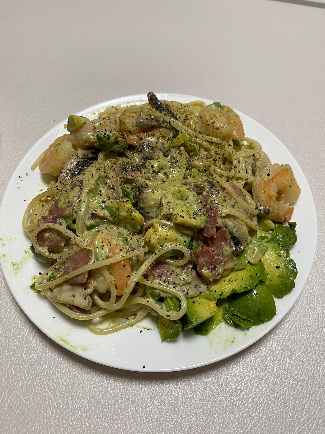 牛油果海虾蒜香奶油意面