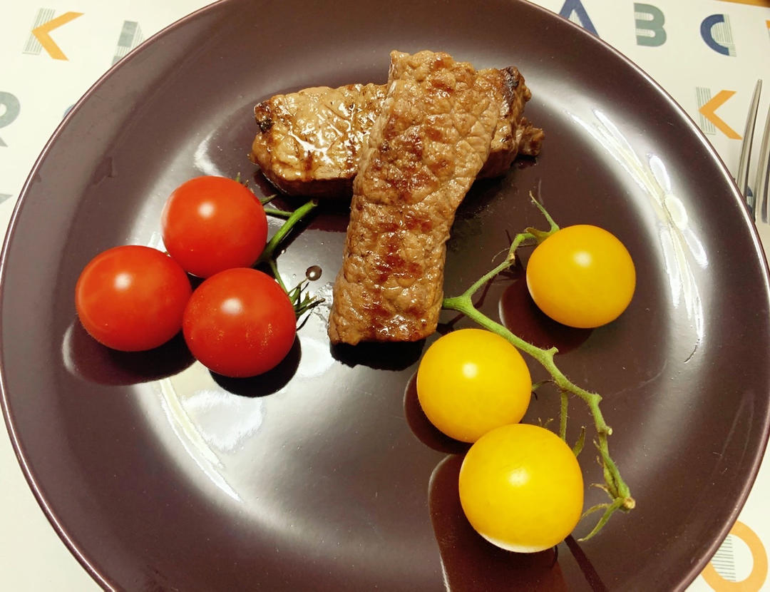 四分钟煎好一块鲜嫩多汁的牛排