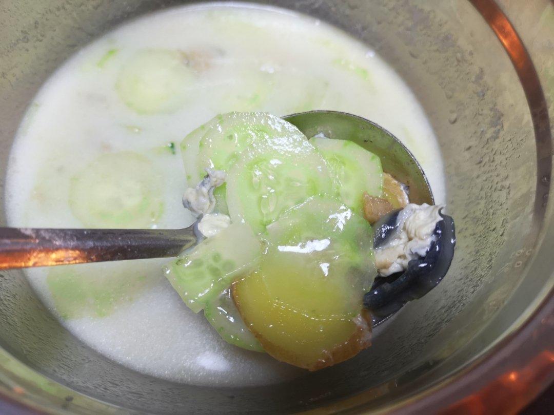奶白鲜美的皮蛋黄瓜汤（简单便宜又好喝）