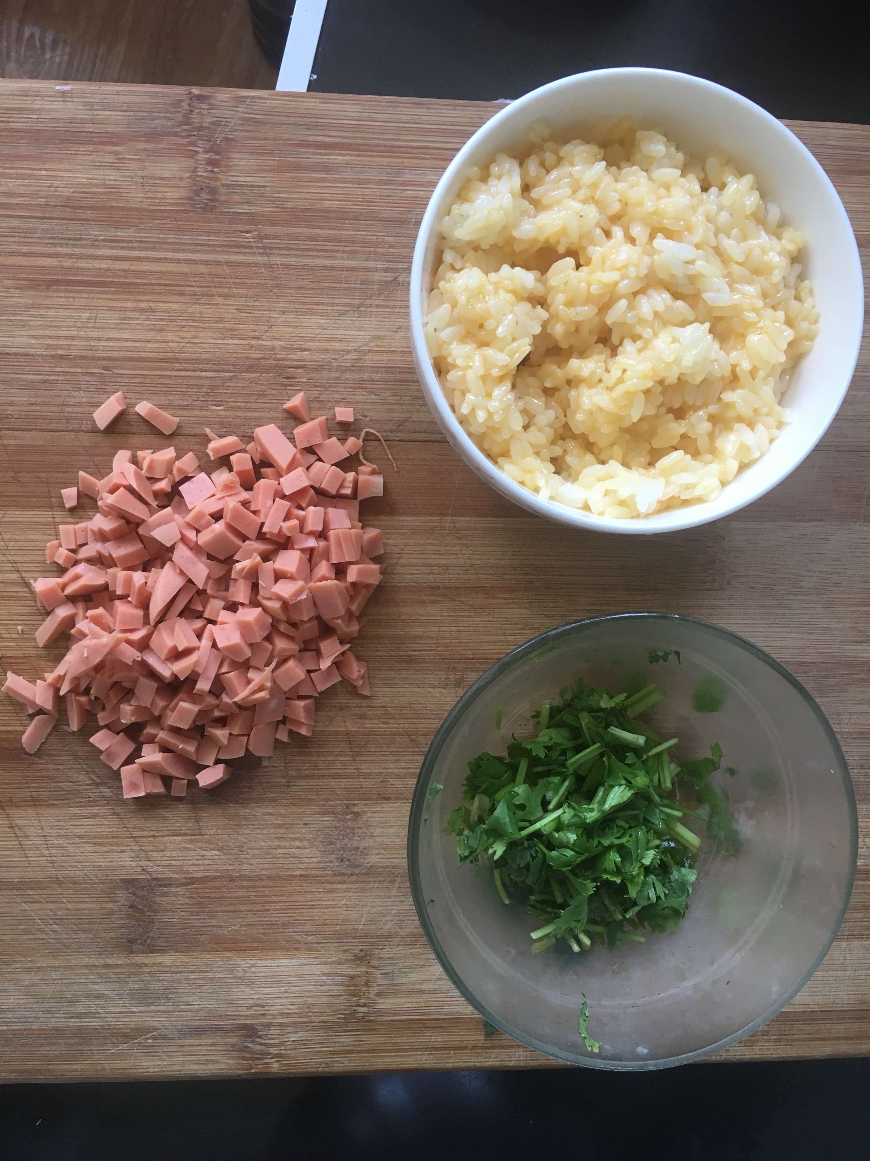火腿芹菜蛋炒饭的做法 步骤1