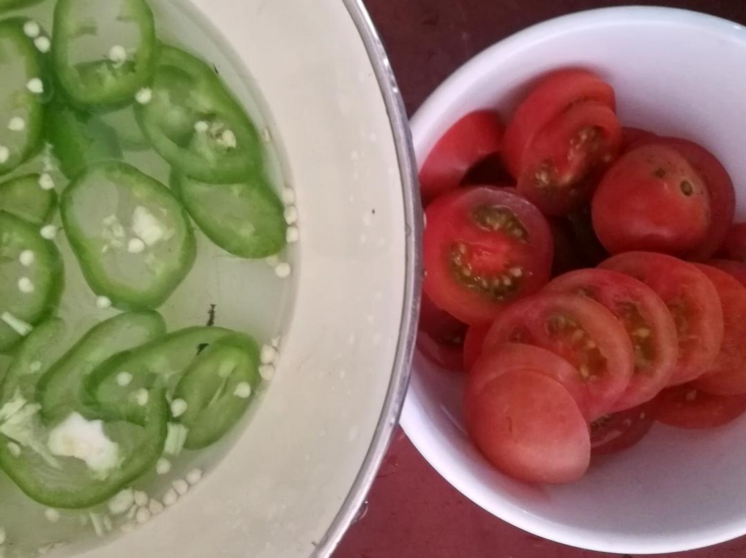 小番茄（圣女果）青椒炒肉的做法 步骤1