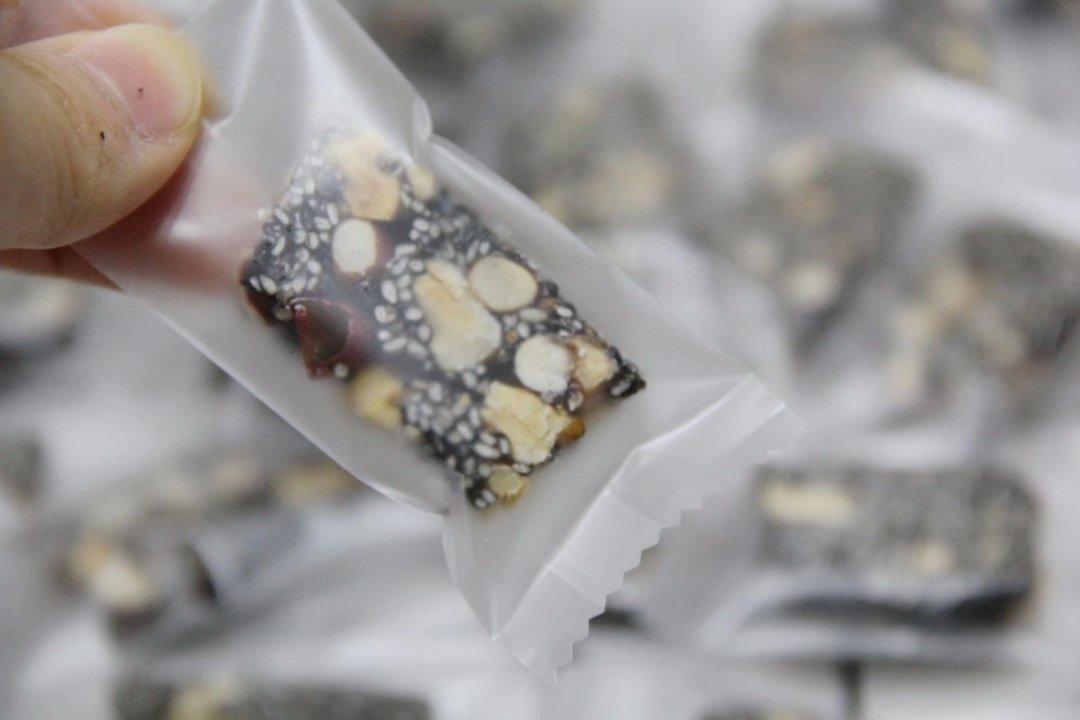 枸杞核桃花生黑芝麻片