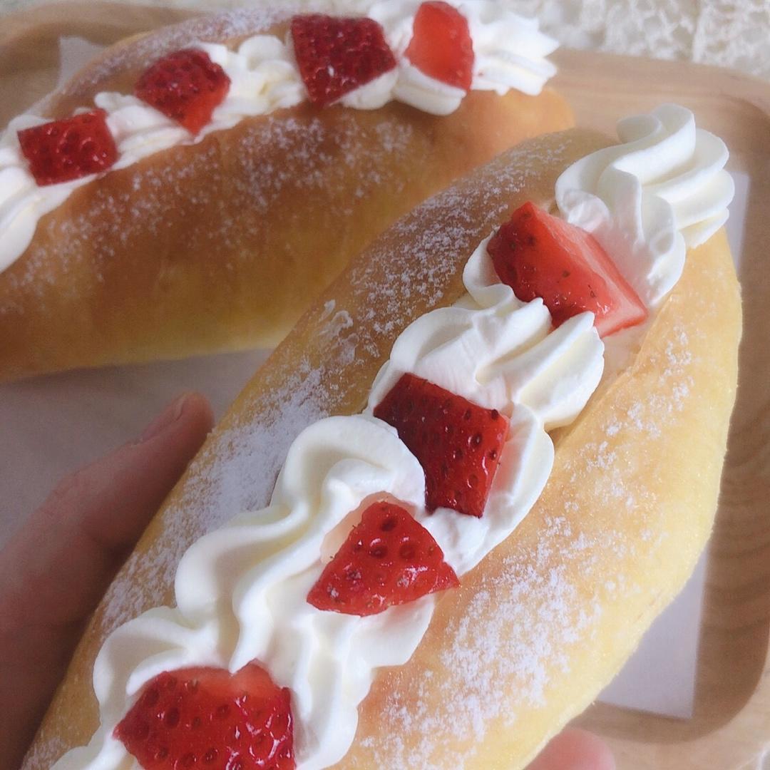 颜值奶油草莓甜心小面包