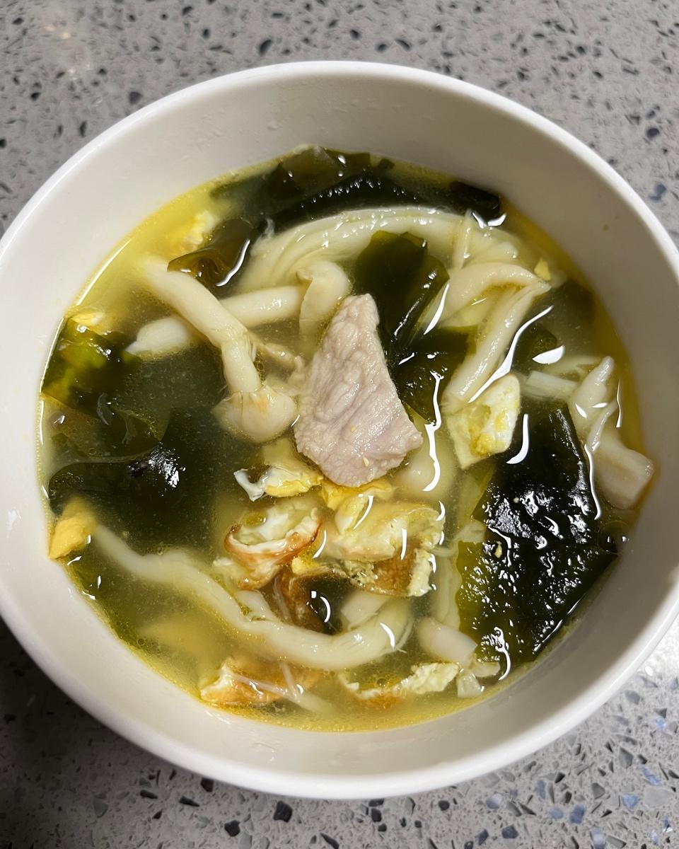 海鲜菇裙带菜汤