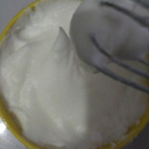 蛋清打发自制奶油状
