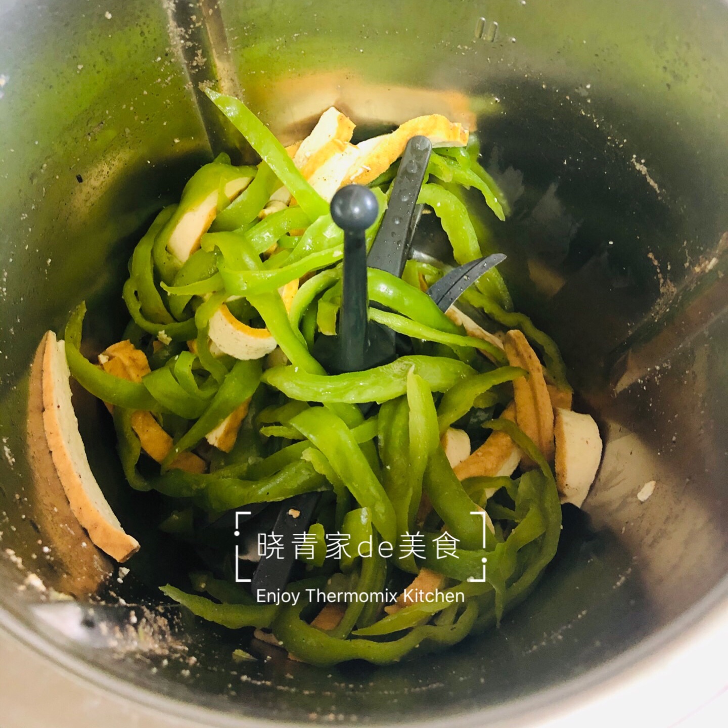 清爽入味的青椒炒豆腐干的做法 步骤3
