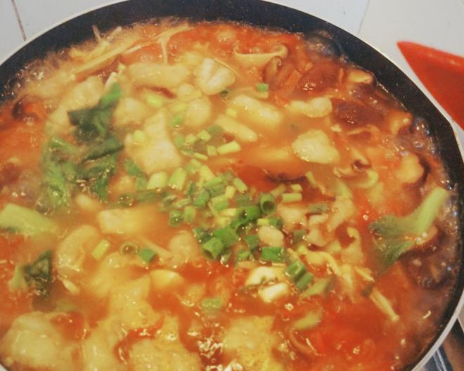 番茄香菇巴沙鱼汤+各种配菜的做法