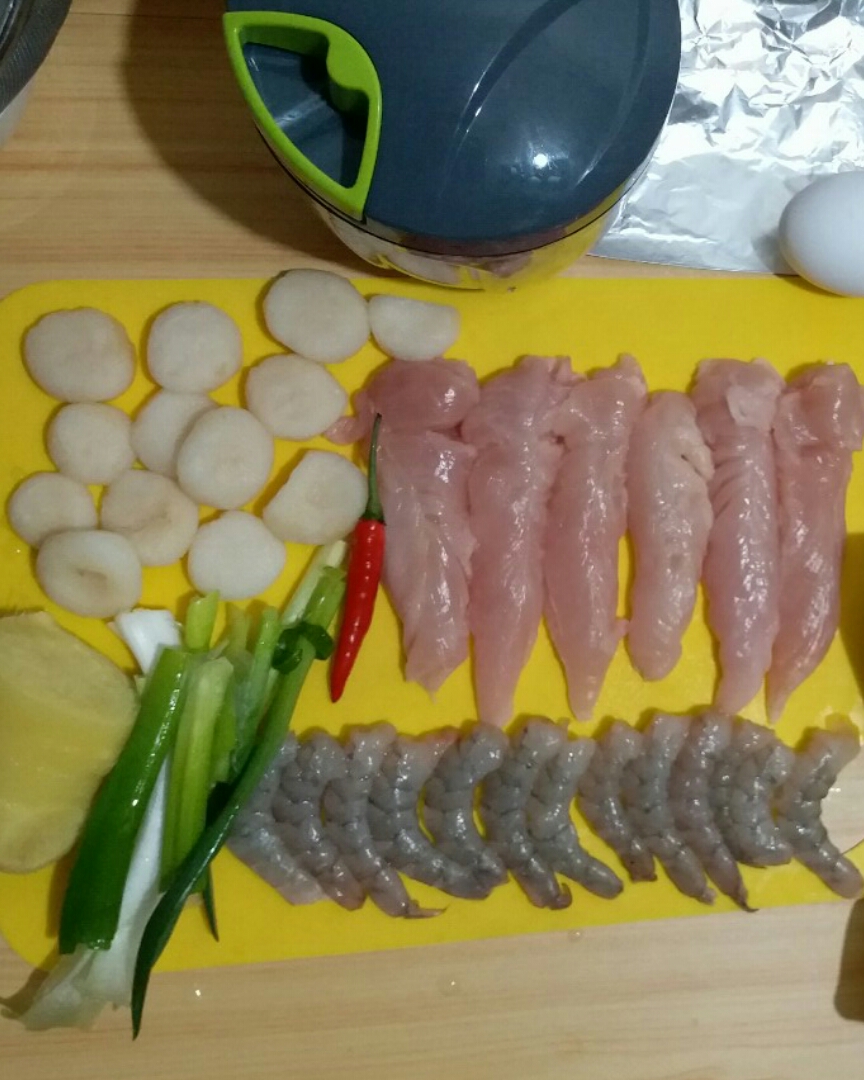 低脂无油无淀粉虾仁鸡胸肉脆皮烤肠（减脂餐第18道）鸡肉的第7种花样做法的做法 步骤1