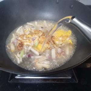 鸡蛋海鲜菇豆腐汤的做法 步骤5