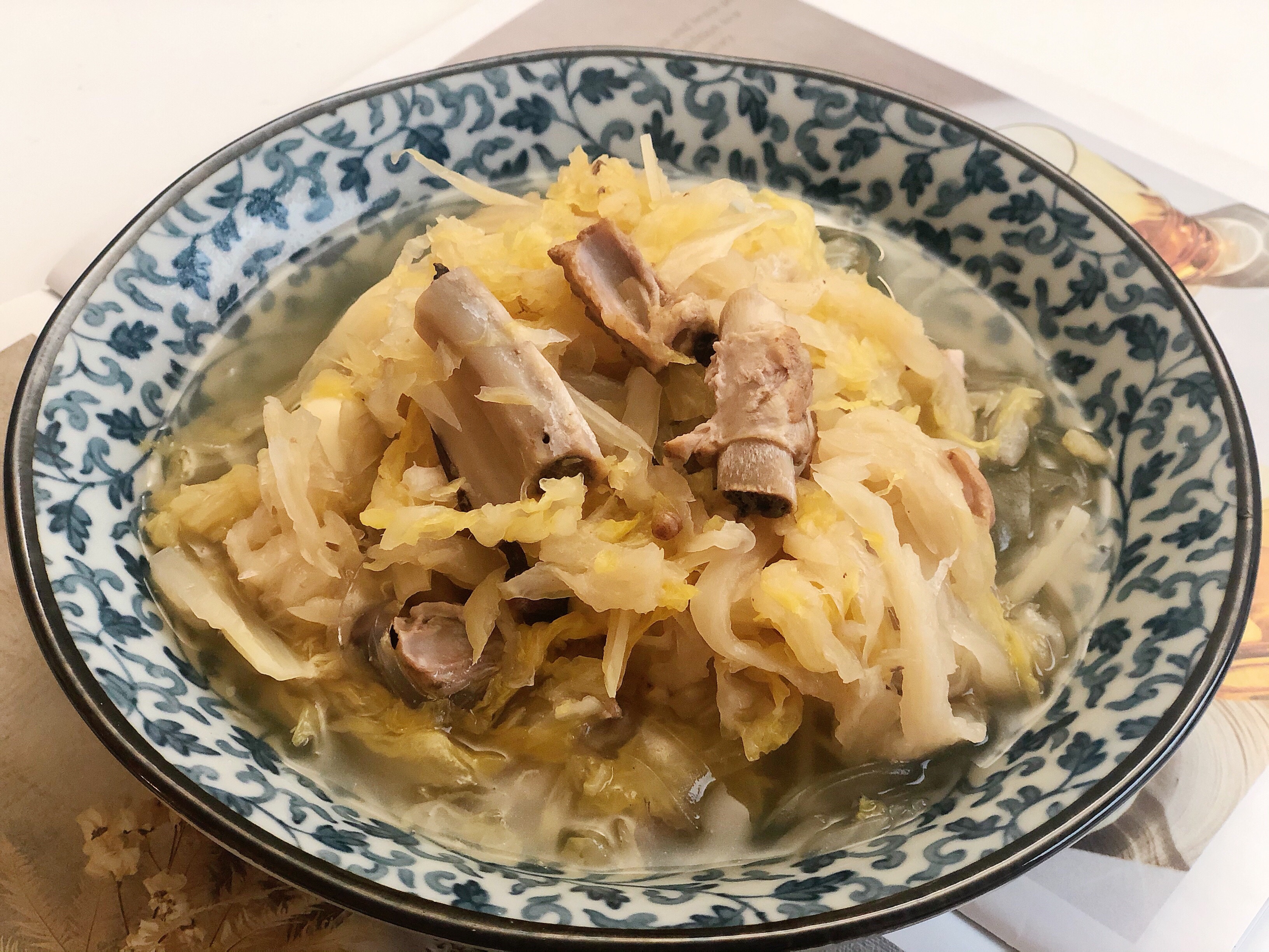 『涵食记』酸菜炖排骨 • 地道东北菜的做法