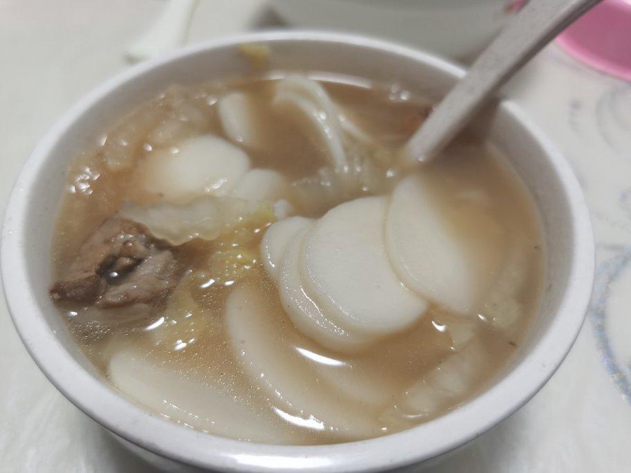 【白菜肉丝年糕汤】