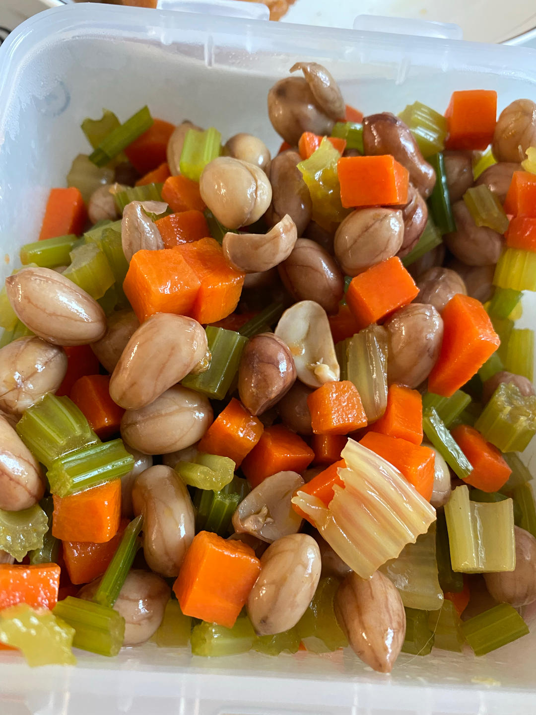 凉拌芹菜花生米胡萝卜