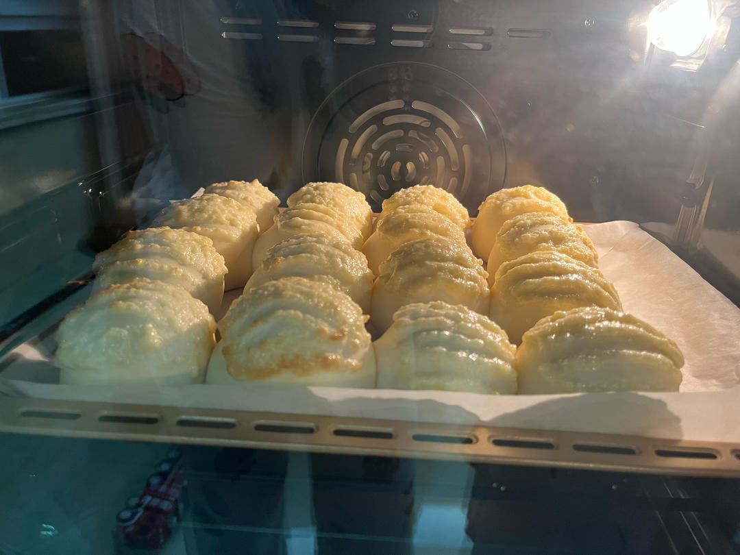 一次发酵同样松软的椰蓉小面包