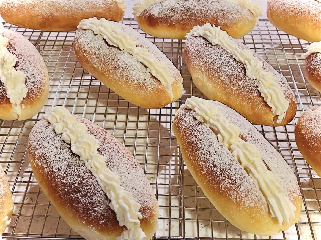 儿时去面包房必买的［椰丝奶油包］