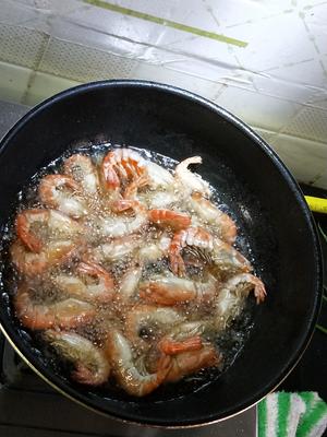 油爆大头虾的做法 步骤2