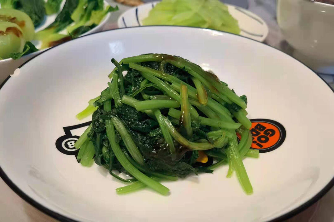 茼蒿新做法，味道清香脆嫩又开胃
